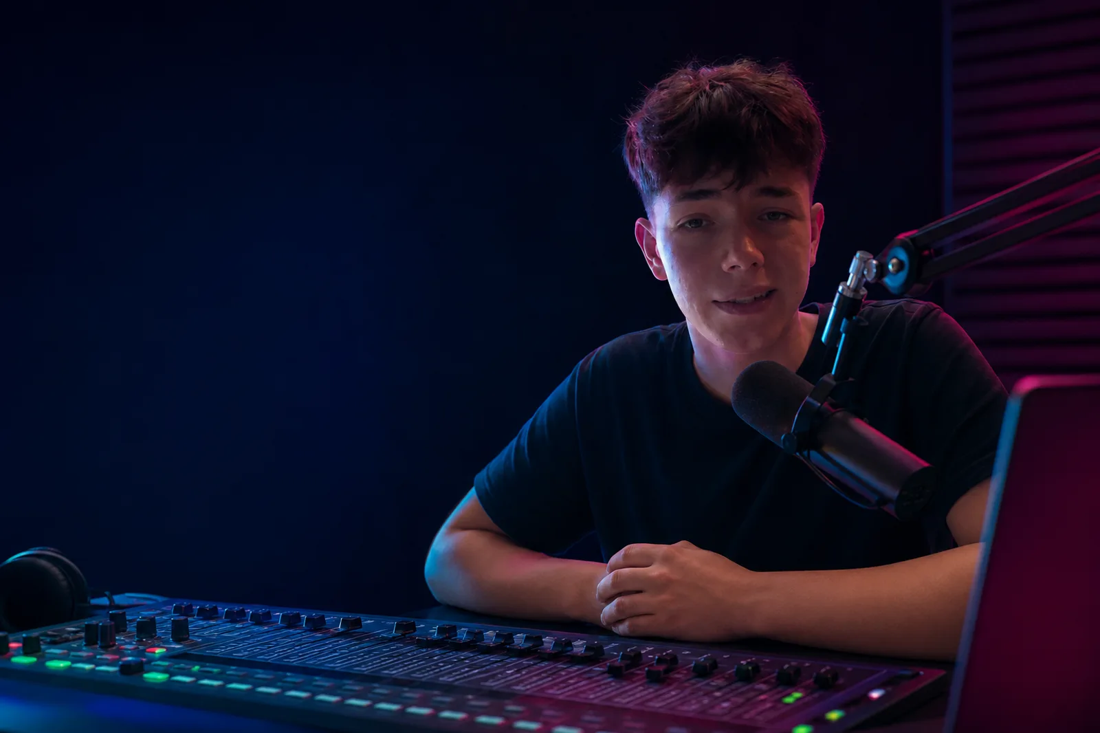 Kado przy profesjonalnym stanowisku audio podczas transmisji LIVE